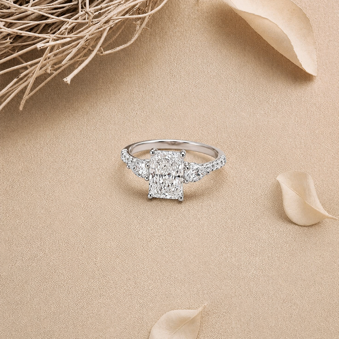 Anillo radiante de 3 piedras con pavé parcial deslumbrante