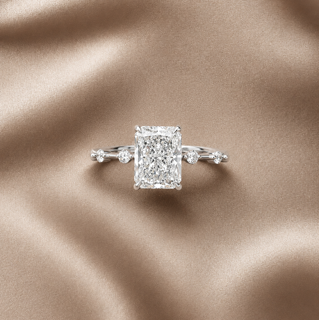 Princesa con Diamante de Laboratorio de 1,88 Qt con Acentos de Pera y Redondos en el Brazo