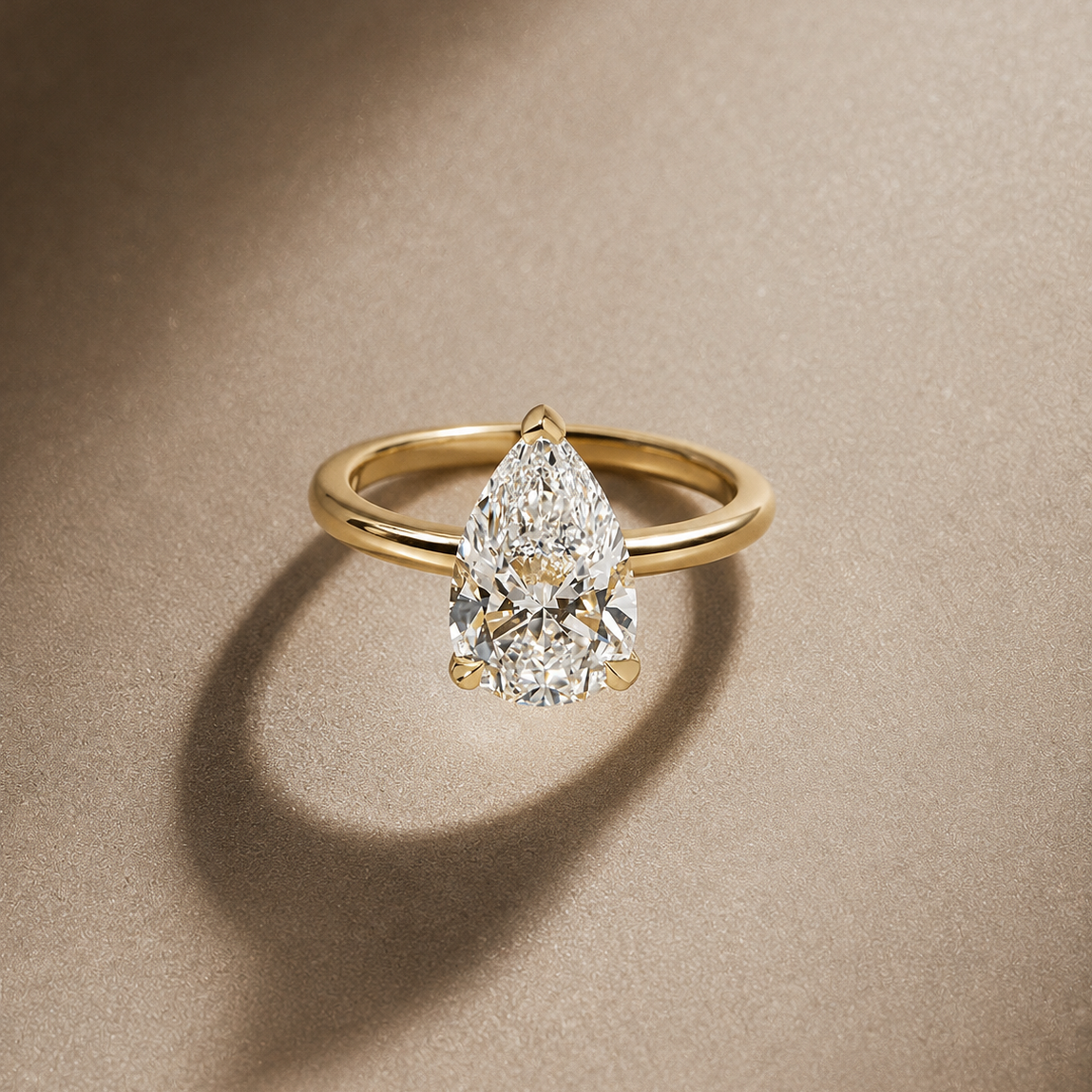 Diamante de laboratorio talla pera de 1.56 Ct con banda delgada pulida