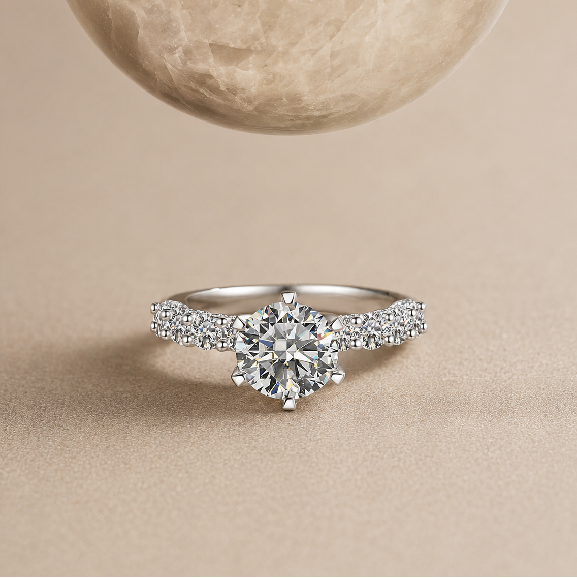 Diamante redondo de laboratorio de 1,5 ct con banda de hombro pavé