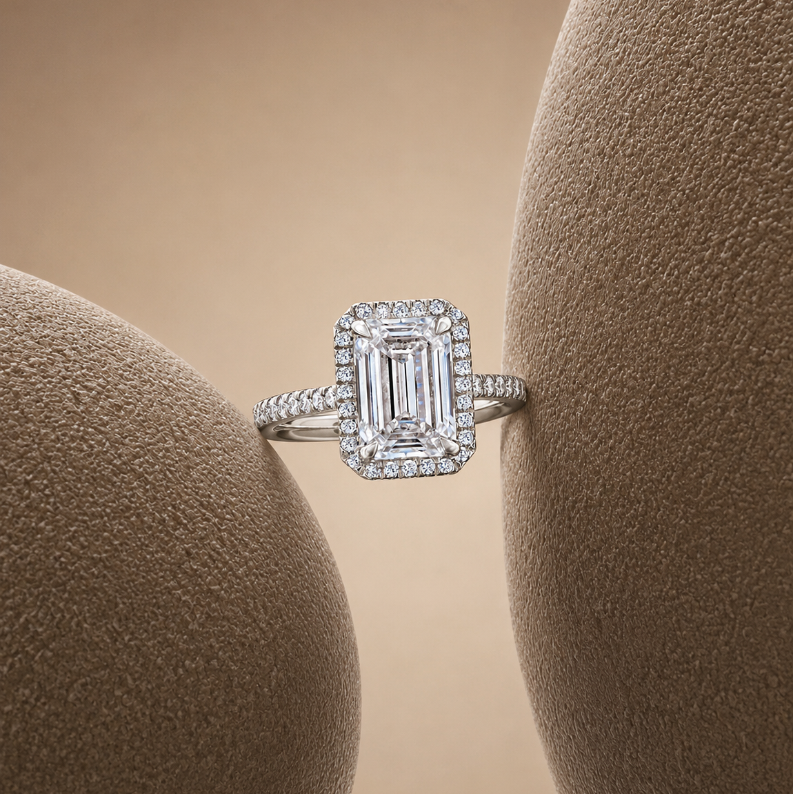 Diamante de laboratorio talla esmeralda de 2.0 ct con banda de medio pavé