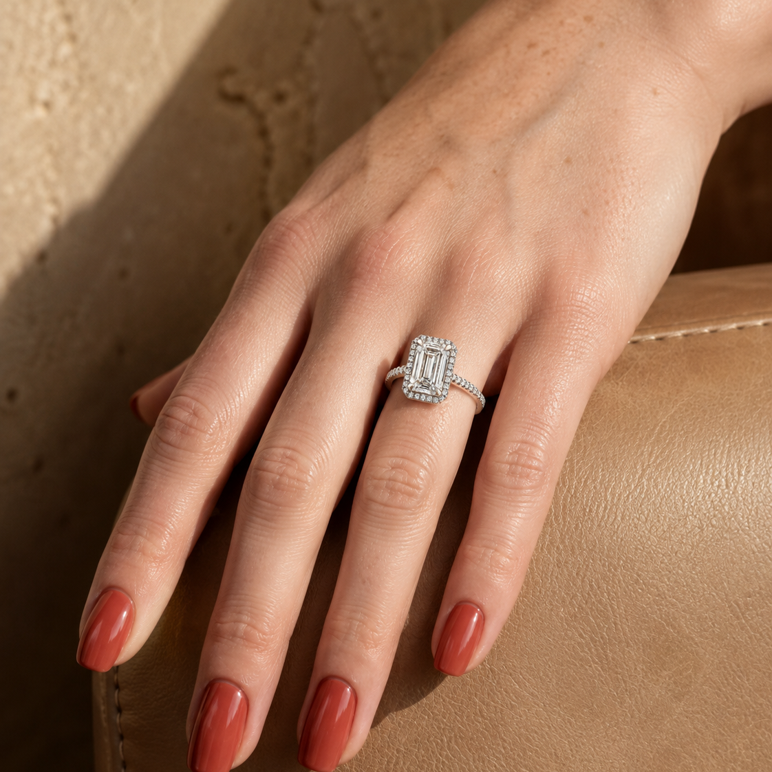 Diamante de laboratorio talla esmeralda de 2.0 ct con banda de medio pavé