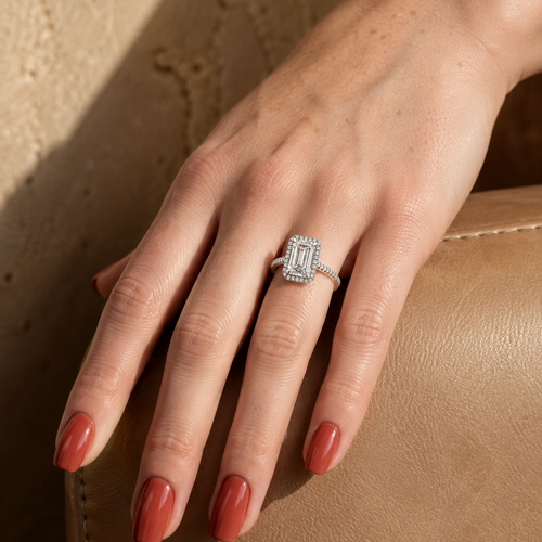 Diamante de laboratorio talla esmeralda de 2.0 ct con banda de medio pavé