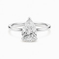 Diamante de laboratorio talla pera de 1.56 Ct con banda delgada pulida