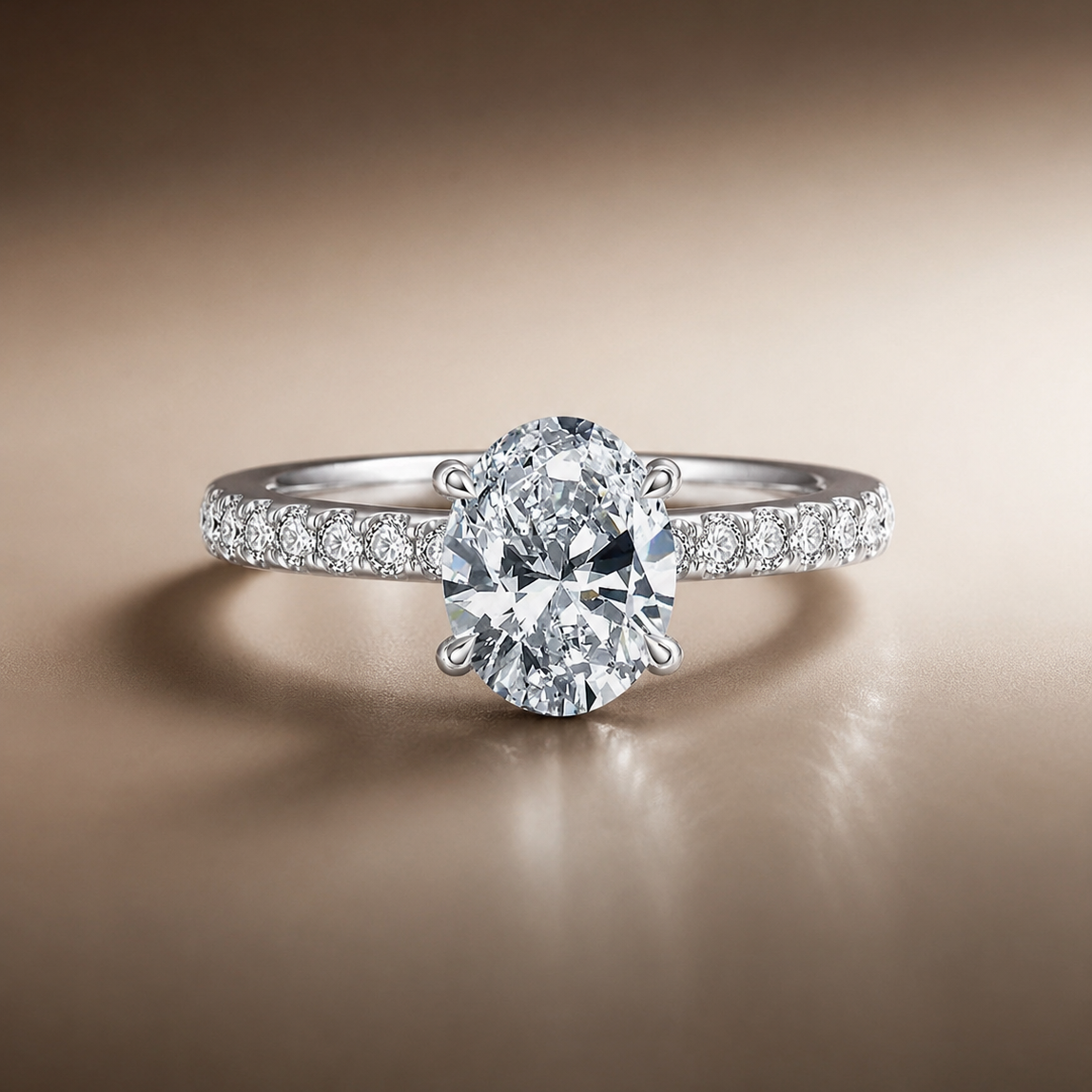 Ovalado de 1.5 Ct con Diamante de Laboratorio y Engaste Semipavé